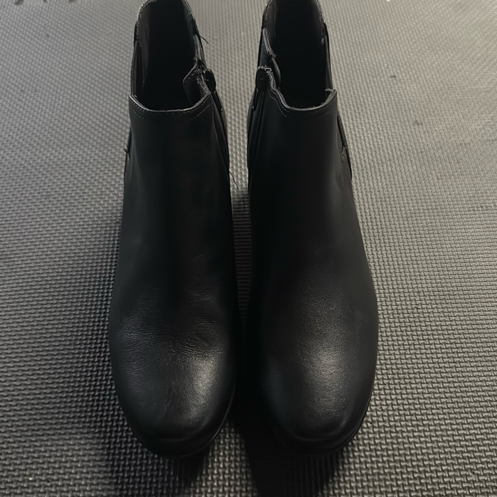 Clarks Emslie Noreen Ankle Booties